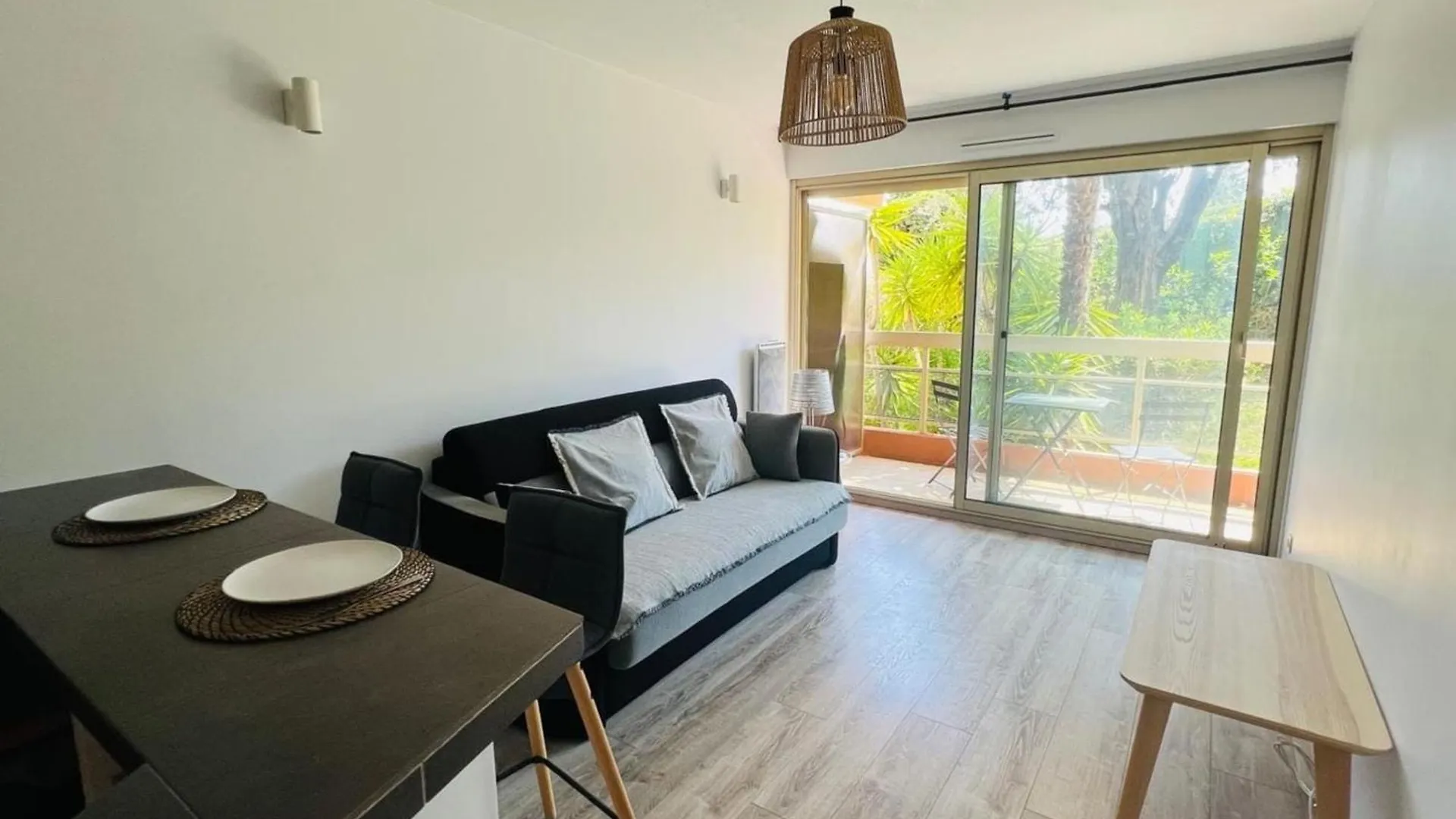 Beautiful Sunny Apartment With Balcony In Nice 0*,  França